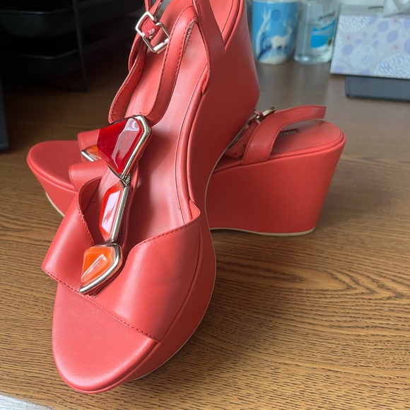Leather sandals red color. Soft leather. Heel 21/2 inches. Very comfortable - Picture 3 of 7
